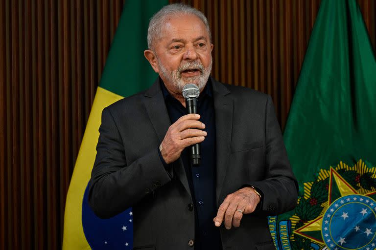 El presidente de Brasil, Luiz Inácio Lula da Silva, habla durante una reunión con los gobernadores en el Palacio Planalto en Brasilia