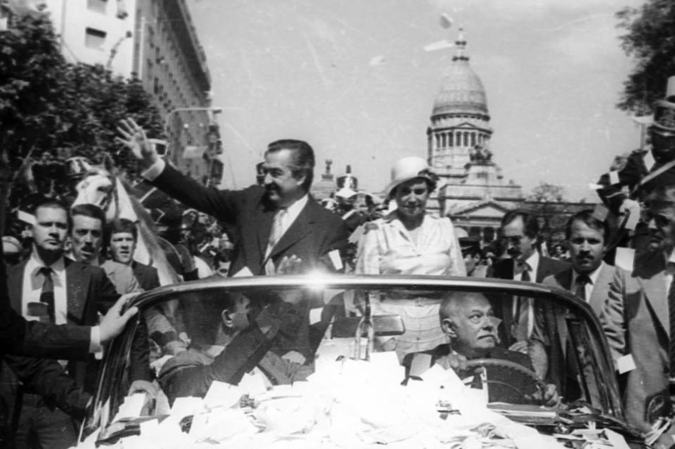 El flamante presidente Raúl Alfonsín saluda en las calles de Buenos Aires el 10 de diciembre de 1983