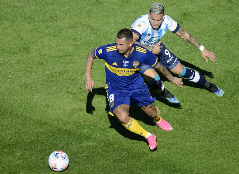 Edwin Cardona, en la semifinal de la Copa Liga Profesional 2021 entre Boca y Racing; el volante, protagonista de una controversia