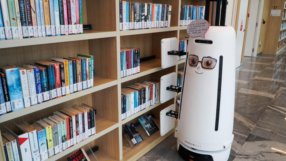 <p>No solo las empresas privadas han comenzado a utilizar robots en la ciudad-estado, sino que también lo hacen las públicas. La Junta Nacional de Bibliotecas de Singapur ha introducido dos de ellos en uno de sus centros. (Foto: Travis Teo / Reuters).</p> 