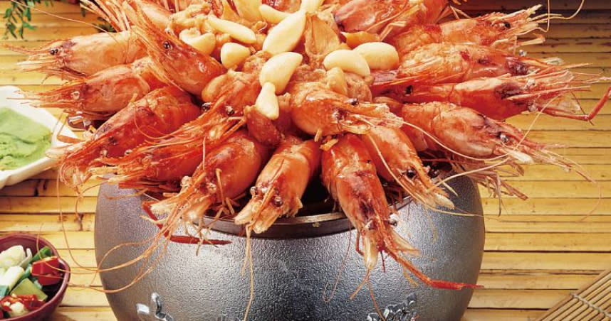 易鼎活蝦的製造廠「大鼎活蝦餐廳」被查出使用未經許可的添加物。（圖／翻攝自易鼎活蝦官網）