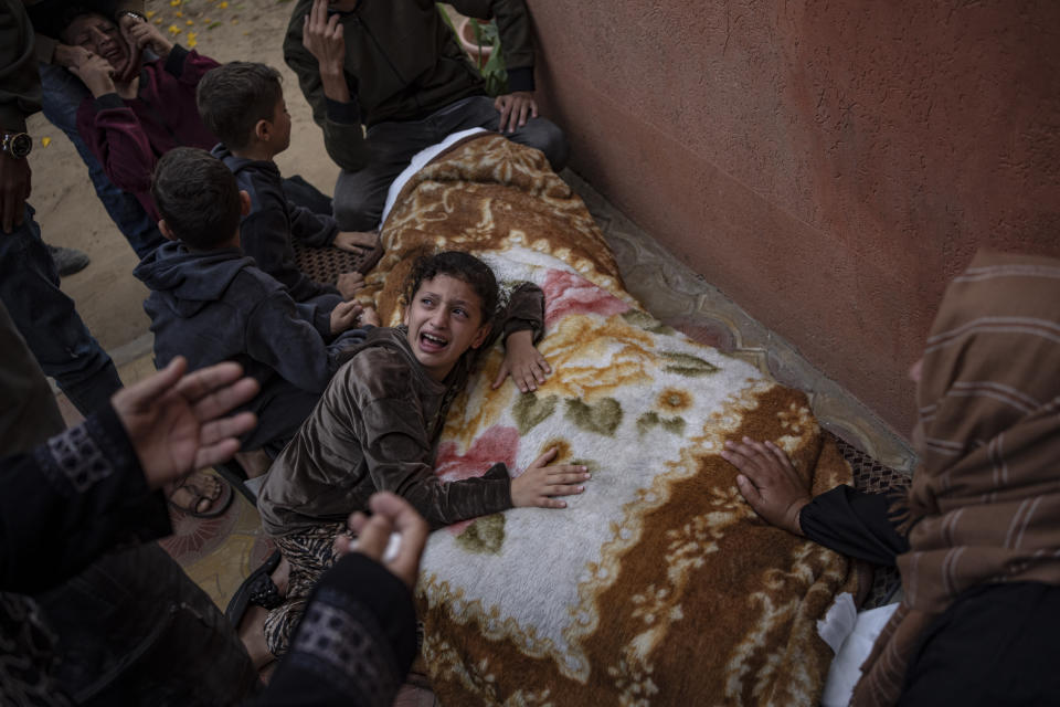 Palestinos lloran a sus familiares que murieron en un bombardeo israelí en la Franja de Gaza, en el hospital de Jan Yunis, el sábado 11 de noviembre de 2023. (AP Foto/Fatima Shbair)