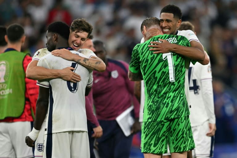 Les Anglais John Stones, Marc Guehi, Jude Bellingham et Jordan Pickford après leur victoire 2 à 1 face à la Slovaquie en 8e de finale de l'Euro-2024 le 30 juin 2024 à Gelsenkirchen (OZAN KOSE)