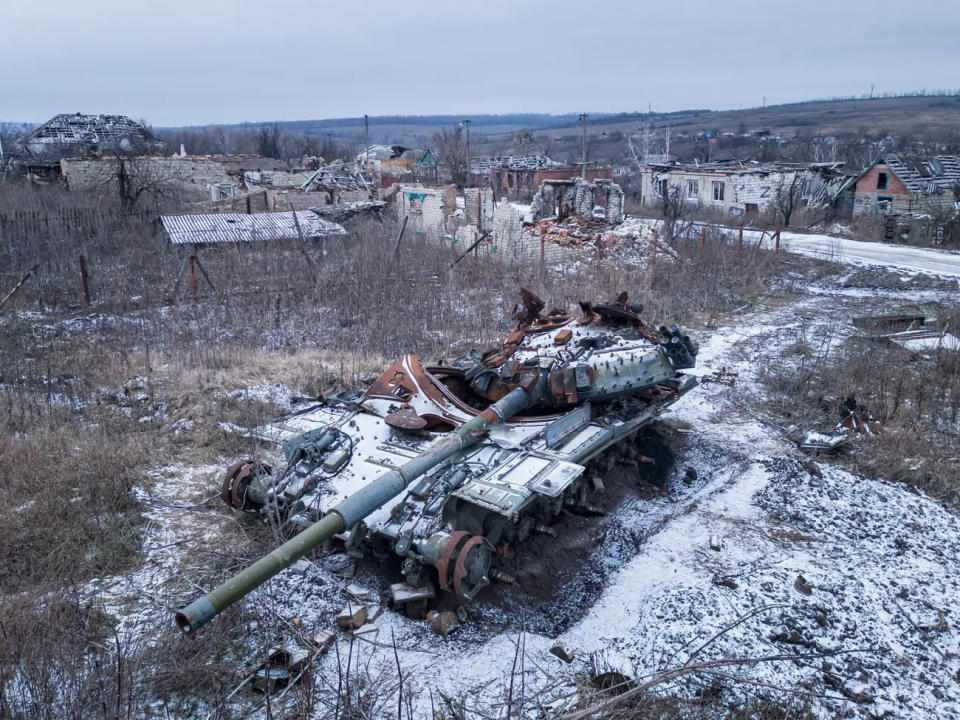 Ein zerstörter russischer Panzer, der von Schnee bedeckt ist, steht am Samstag, 14. Januar 2023, im Dorf Kamjanka, Region Charkiw, Ukraine. - Copyright: AP Photo/Evgenij Maloletka