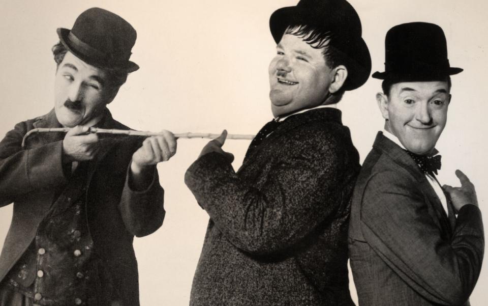 Sie bringen uns zum Lachen, zum Brüllen und manchmal auch zum Weinen: legendäre Leinwandkomiker wie Charlie Chaplin (links) sowie Laurel und Hardy. Wir stellen Ihnen die 25 Größten ihres Faches vor - von der Stummfilmzeit bis heute.
