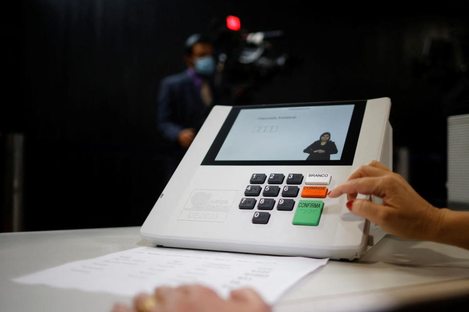 電子投票議題再度在2024大選後浮上檯面，圖為2022巴西大選使用電子投票機模擬投票。圖片來源：REUTERS/Adriano Machado