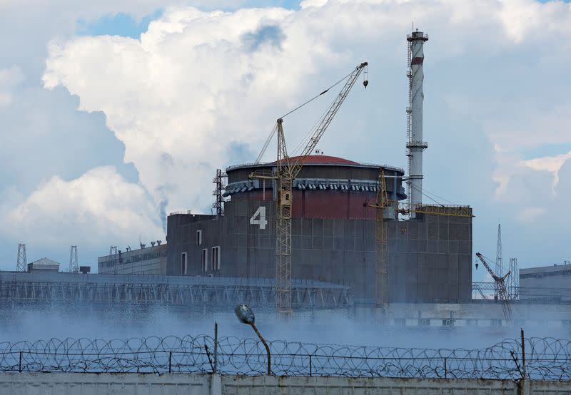 Una vista muestra la central nuclear de Zaporiyia en medio del conflicto entre Ucrania y Rusia en las afueras de la ciudad de Enerhodar, controlada por Rusia, en la región de Zaporiyia , Ucrania