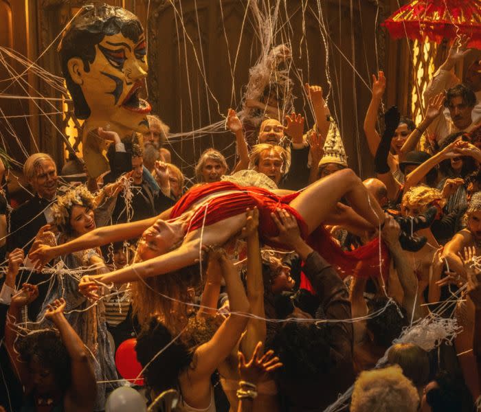 Fotograma de Babylon en el que vemos a Margot Robbie siendo transportada por una multitud en una fiesta