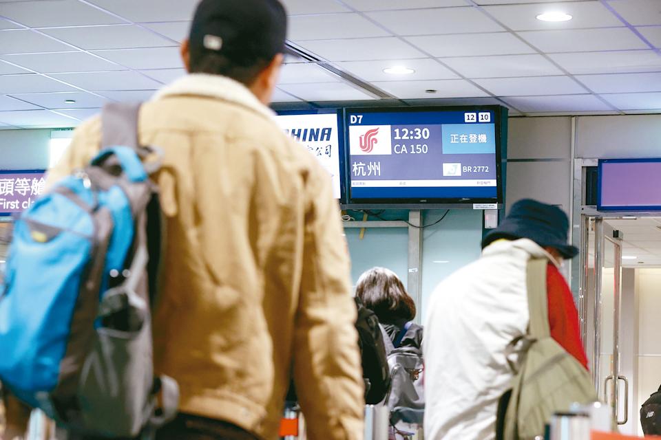 行政院會通過「兩岸人民關係條例」修法草案，對公務員前往大陸改採全面許可制，圖為前往大陸的旅客在桃園機場搭機。記者季相儒／攝影