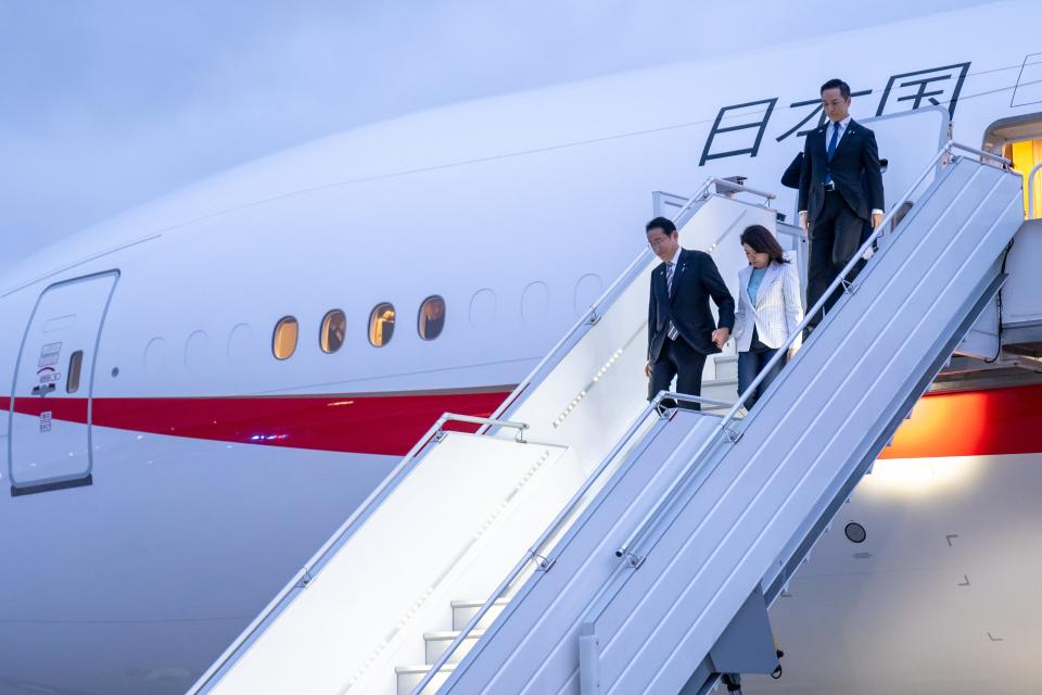 Japanese Prime Minister Fumio Kishida and his wife landing in North Carolina on April 11, 2024