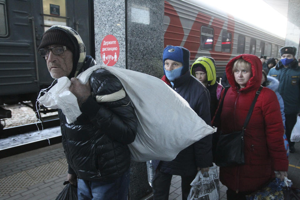 Gente de Mariúpol y el este de Ucrania baja de un tren en la estación ferroviaria de Nizhny Novgorod, Rusia, el jueves 7 de abril de 2022, para ser conducidos a alojamientos temporales en la región. Unos 500 refugiados de la zona de Mariúpol llegaron a Nizhny Novgorod en un tren especial organizado por Rusia desde el este de Ucrania, a unos 800 kilómetros (500 millas) de la frontera. (AP Foto)