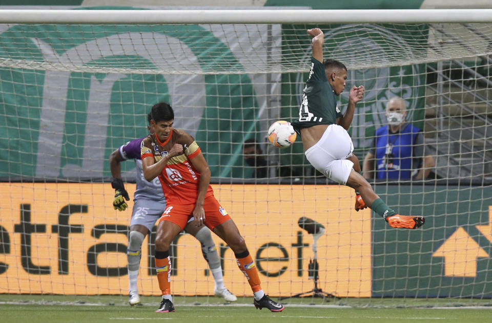 Gabriel Veron, del Palmeiras de Brasil, a la derecha, anota el cuarto gol de su equipo durante el partido de vuelta de los octavos de final de la Copa Libertadores contra el Delfín de Ecuador en el estadio Allianz Parque en Sao Paulo, Brasil, el miércoles 2 de diciembre de 2020 (Alexandre Schneider/Pool vía AP)