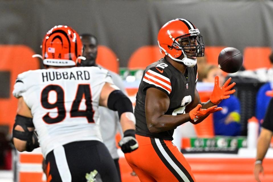 Cleveland Browns wide receiver Amari Cooper (2) catches a pass from quarterback Jacoby Brissett during the first half of an NFL football game against the Cincinnati Bengals in Cleveland, Monday, Oct. 31, 2022. (AP Photo/David Richard)