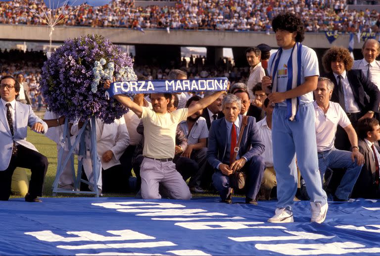 Inolvidable: el día que Diego Armando Maradona se presentó en el Stadio San Paolo -ahora rebautizado con su nombre- ante 80.000 tifosi del Nápoles, el 5 de julio de 1984