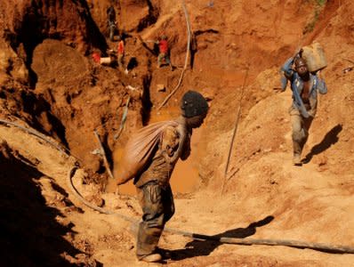 Illegal artisanal gold miners work at an open mine after occupying parts of Smithfield farm, owned by the former President Robert Mugabe's wife Grace Mugabe, in Mazowe, Zimbabwe, April 5, 2018. REUTERS/Philimon Bulawayo