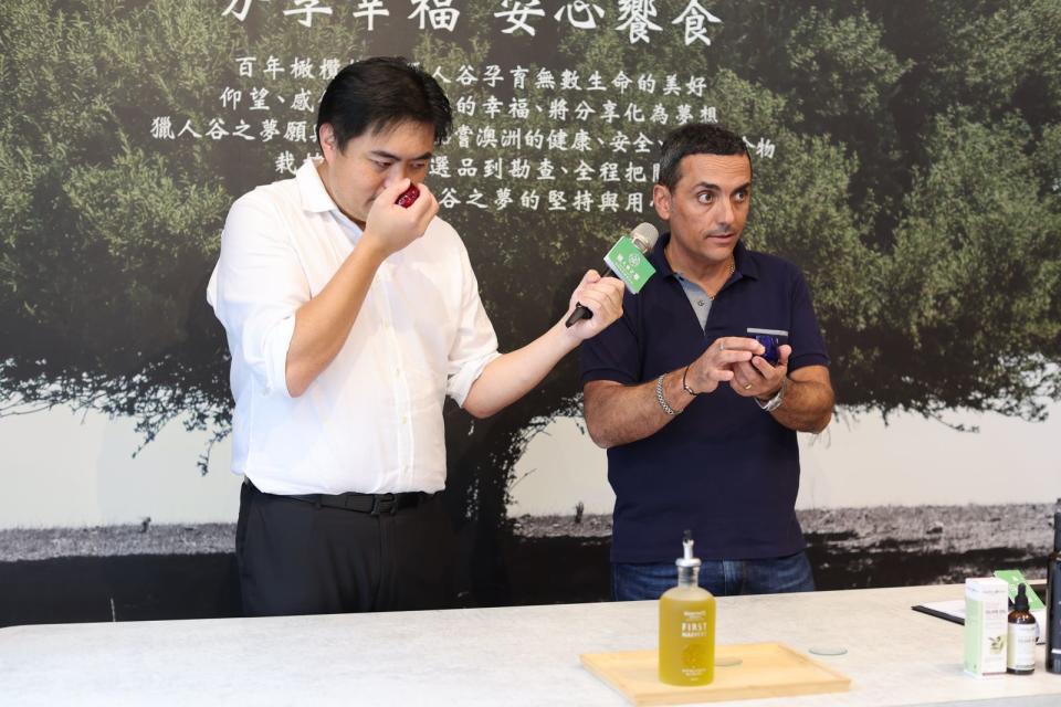 澳洲希爾斯頓的橄欖農莊莊園主人Mauro專程來台教學品油，第一步就是先搓後聞，左為獵人谷之夢執行長Michael。（獵人谷之夢提供）