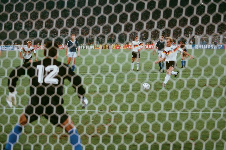 Andreas Brehme, a puntio de ejecutar el penal que le dio el título a Alemania en la final ante Argentina, el 8 de julio de 1990 en Roma