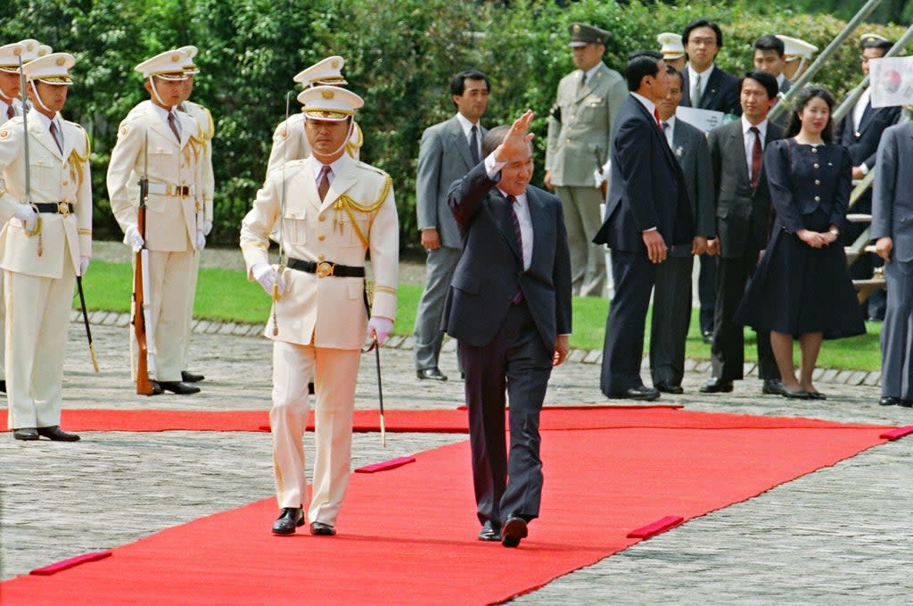 File: South Korean President Roh Tae-Woo waves to Korean wellwishers during a welcoming ceremony at Akasaka Guest House in Tokyo, 24 May 1990  (AFP via Getty Images)