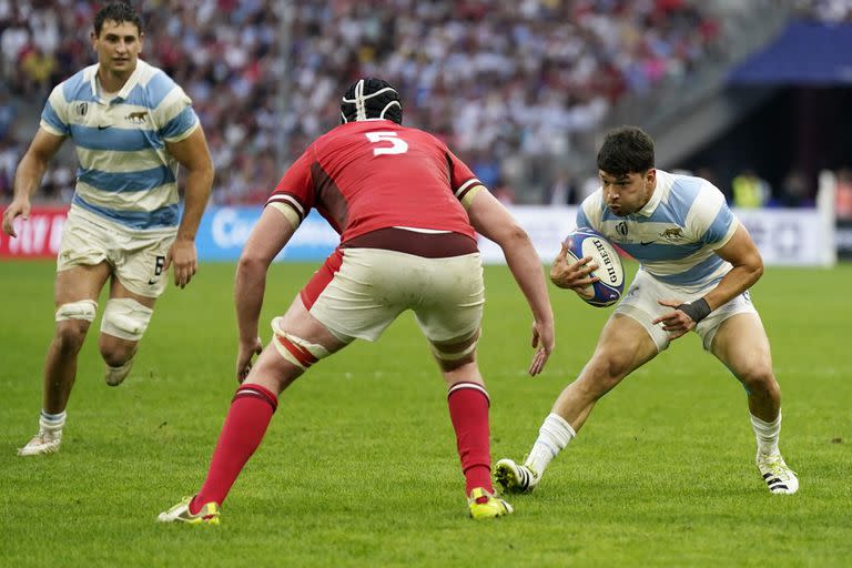 Lautaro Bazán Vélez, en acción contra Gales, por los cuartos de final del Mundial de Francia; el medio scrum aporta frescura y profundidad