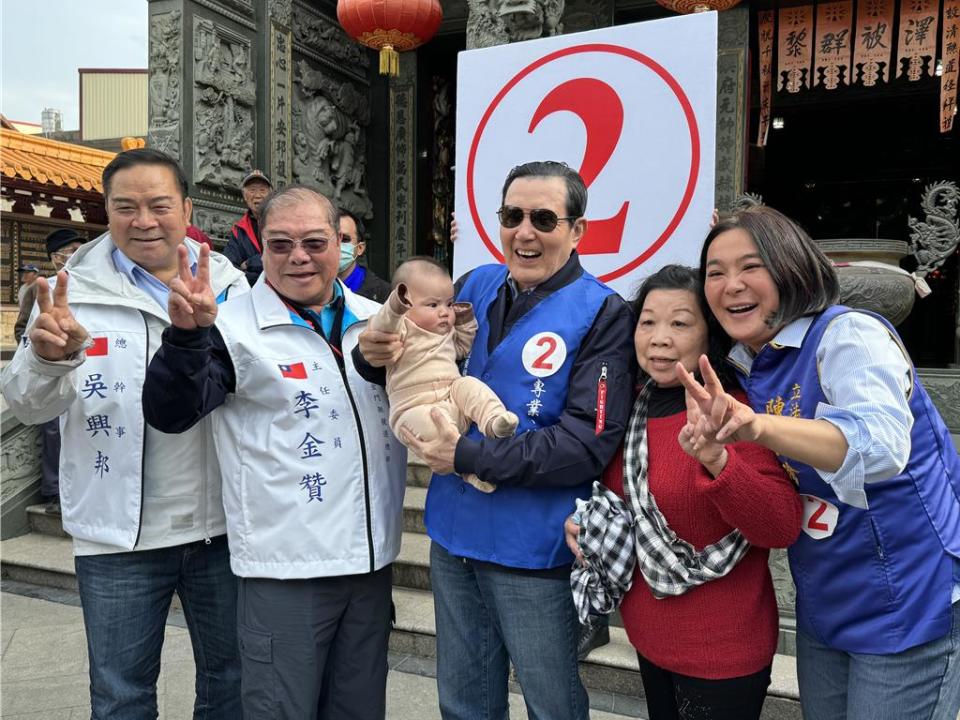 多位烈嶼地區阿嬤帶著孫子讓前總統馬英九(中)抱著合影，永遠的「小馬哥」果然老少通吃、魅力不減。(于家麒攝)