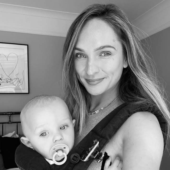 Imagen de Danielle Hampson con su hijo Bowie, del perfil de Instagram de Tom Mann credit:Bang Showbiz