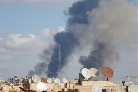 Smoke rises after what activists said were airstrikes by forces loyal to Syria's President Bashar al-Assad in Raqqa, eastern Syria, which is controlled by the Islamic State November 25, 2014. REUTERS/Nour Fourat