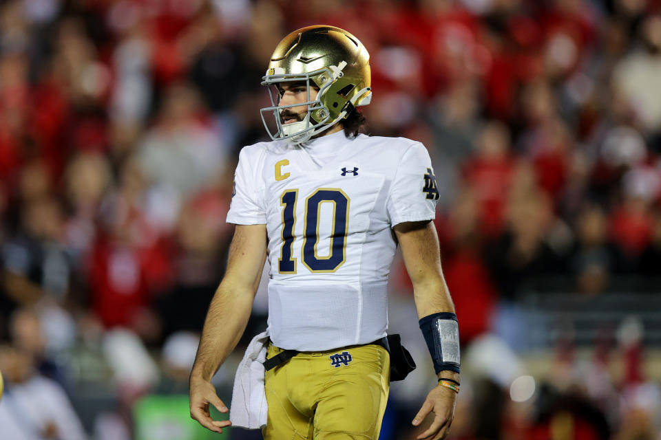 LOUISVILLE, KY - OCTOBER 07: Notre Dame Fighting Irish quarterback Sam Hartman (10) on the field during the first quarter of the college football game between the Notre Dame Fighting Irish and Louisville Cardinals on October 7, 2023, at L&N Stadium in Louisville, KY. (Photo by Frank Jansky/Icon Sportswire via Getty Images)