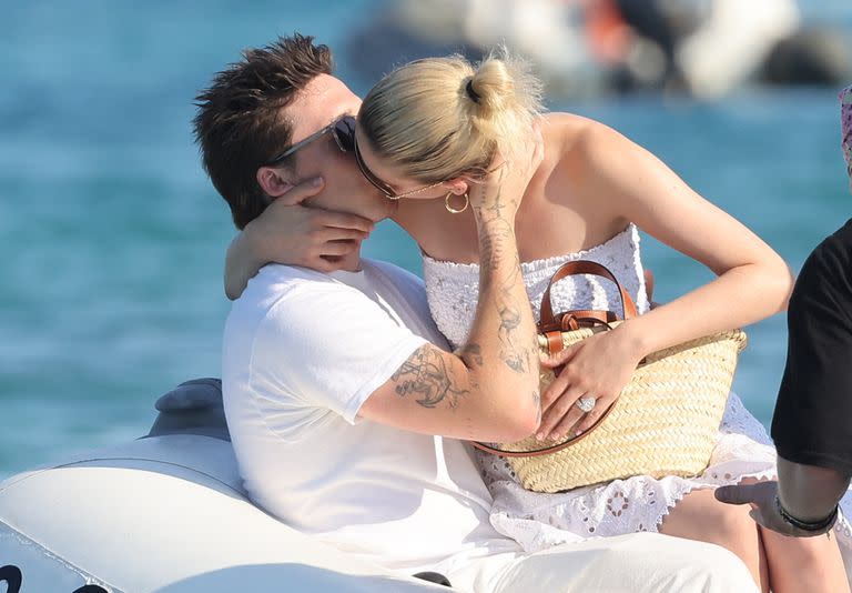 
Brooklyn Beckham y su esposa Nicola Peltz, a los besos a su salida del Club 55 en Saint-Tropez