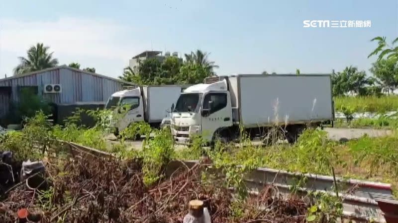 肇事貨車還停在水產行停車場內。