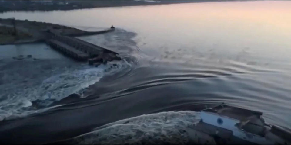 En esta imagen, tomada de un video distribuido por la Oficina Presidencial de Ucrania, el agua avanza por una brecha en la represa de Kajovka, en Kajovka, Ucrania, el 6 de junio de 2023. (Oficina Presidencial de Ucrania vía AP)