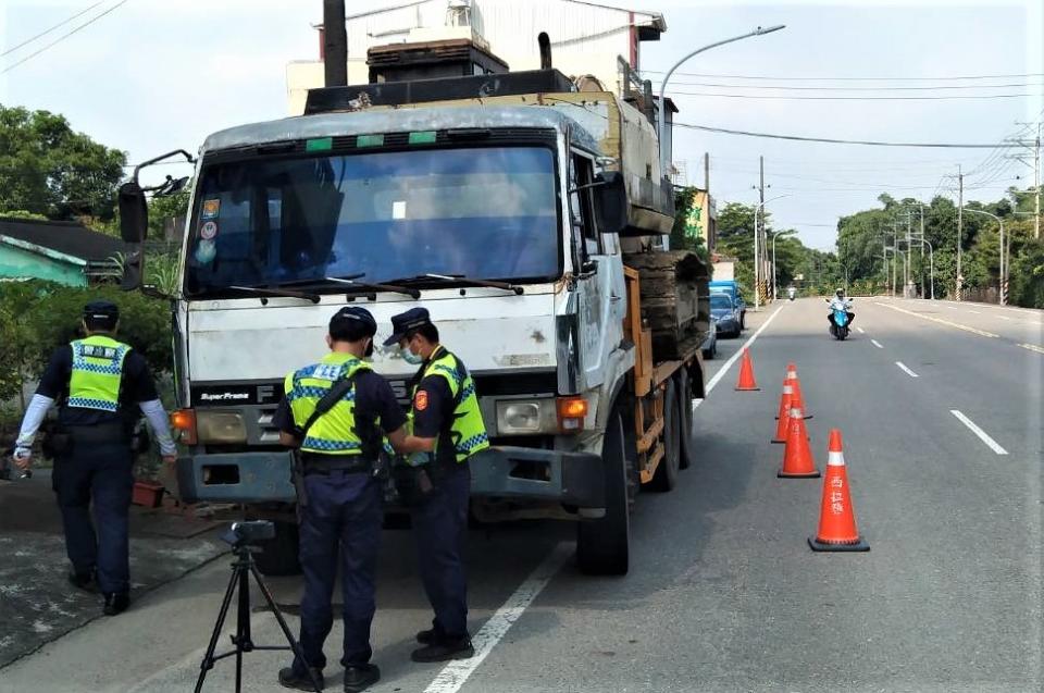 白河警分局查獲大貨車司機酒測值超標。（民眾提供）