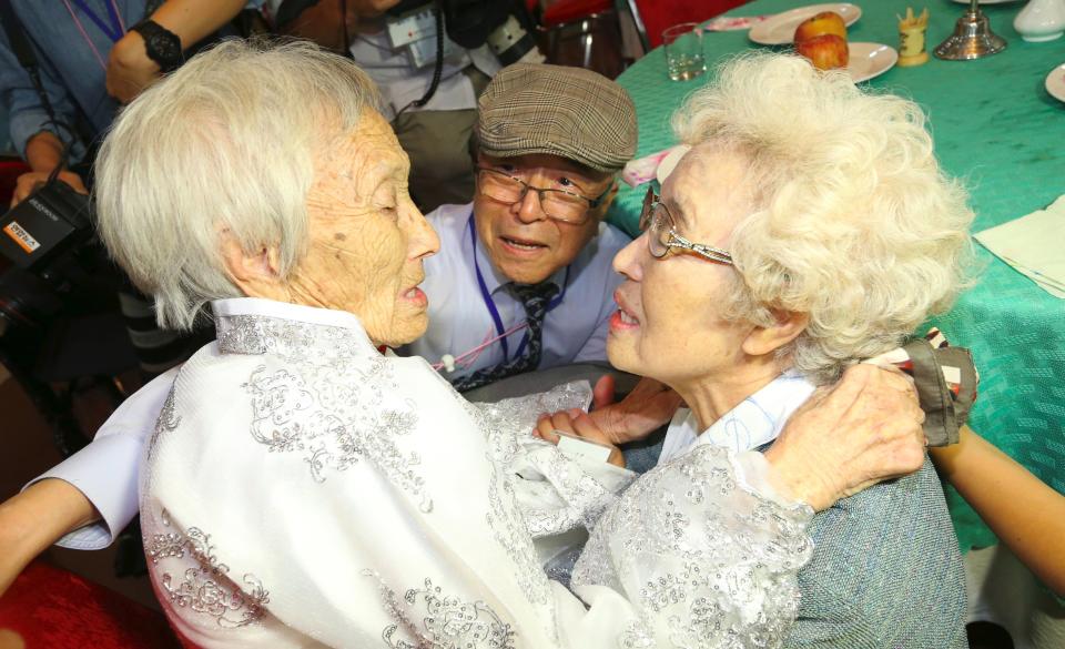 South Koreans Jo Hye-do (R), 86, and Jo Do-jae (C), 75, meet their North Korean sister Jo Soon Do (L), 89, during a separated family reunion meeting at the Mount Kumgang resort on the North's southeastern coast on August 20, 2018. (Photo: KOREA POOL via Getty Images)