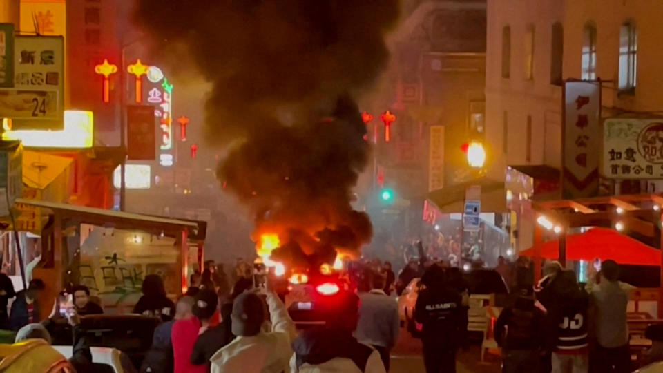 El auto autónomo de Waymo envuelto en llamas después de que se arrojaran fuegos artificiales en su interior. Imagen fija del vídeo.cortesía de Michael Vandi/vía REUTERS