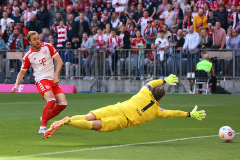 El delantero inglés del Bayern Harry Kane marca el primer gol batiendo al arquero Kevin Trapp durante el partido de la Bundesliga entre Bayern Múnich y Eintracht Fráncfort en Múnich, el 27 de abril de 2024 (ALEXANDRA BEIER)