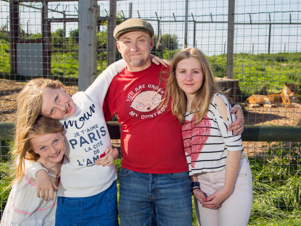 Den Ausflug zum Zoo können sich Dean und Tracy Tweedy sparen. Das Ehepaar verkaufte sein Haus im englischen Kent, um für 625,000 Pfund, umgerechnet etwa 690.00 Euro, einen ganzen Tierpark zu kaufen. Gemeinsam mit den drei Töchtern packten die Tweedys die Umzugskisten und zogen in das Borth Animalarium nach Wales. (Bild-Copyright: Laura Dale/Caters New Agency)