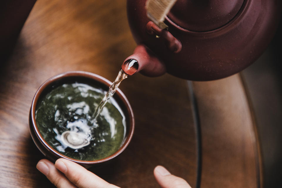 Es könnte so simpel sein: Aufgussbeutel, heißes Wasser - Tee fertig. Aber eigentlich sollte man bei der Zubereitung auf den Härtegrad des Wassers achten. (Foto: Getty Images)