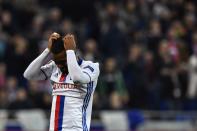 <p>Le miracle a presque eu lieu. Lourdement défaits aux Pays-Bas une semaine plus tôt (1-4), les Lyonnais ont longtemps cru arracher la prolongation. Mais, malgré deux buts coup sur coup de Lacazette en fin de première mi-temps, le quatrième but tant attendu par tout un stade n’est jamais arrivé. </p>