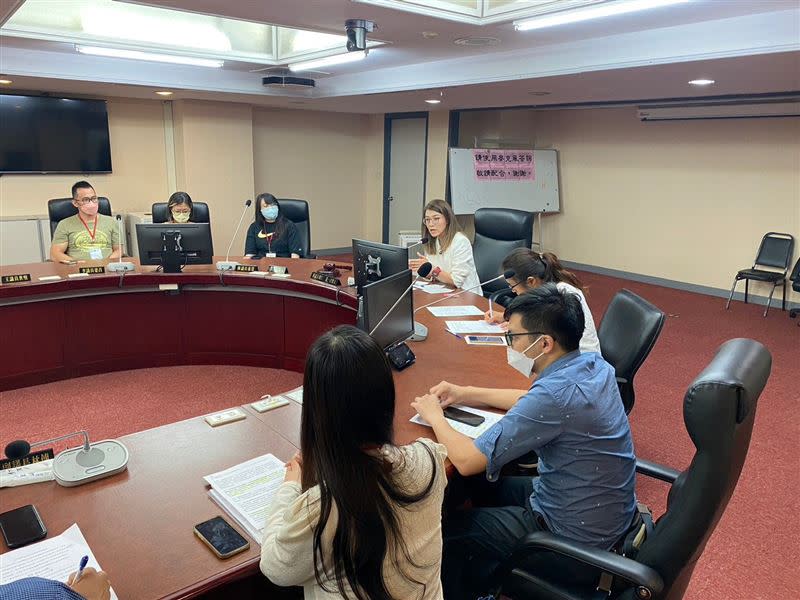 台北市議員顏若芳今(27日)會同主管機關台北市體育局、法務局、勞動局、警察局與被害會員、員工召開協調會。