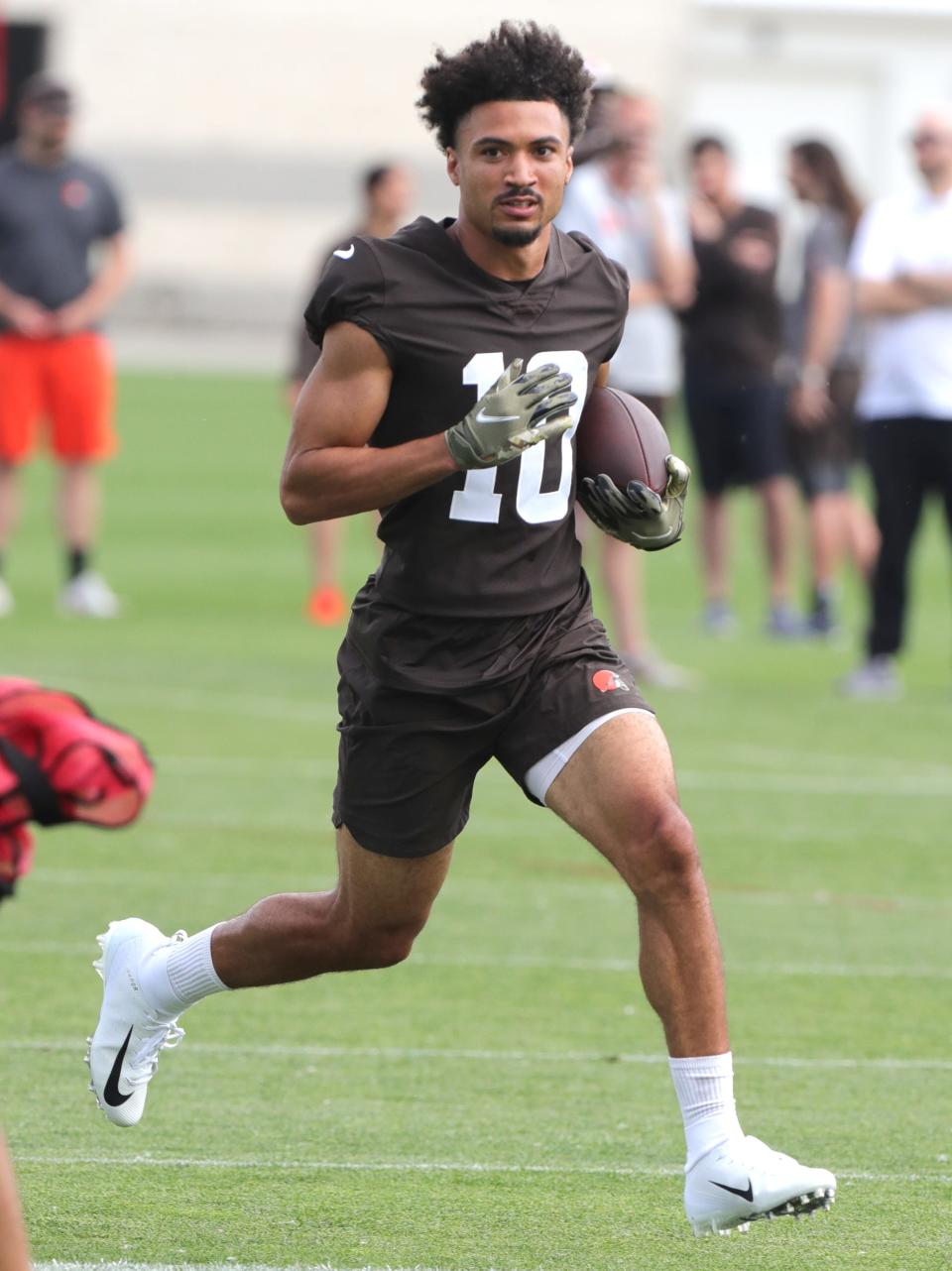 Cleveland Browns' Anthony Schwartz runs after making a catch during OTA workouts on Wednesday, June 1, 2022 in Berea.
