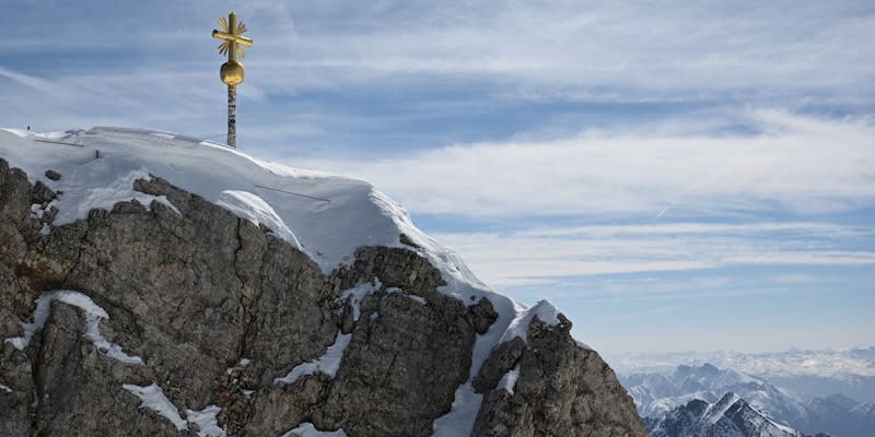 Das Gipfelkreuz der Zugspitze.<span class="copyright">Angelika Warmuth/dpa</span>