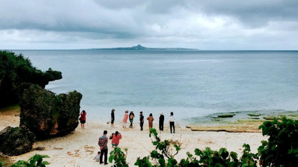 沖繩北部景點推薦-沖繩美麗海水族館烏龜沙灘。（圖／Tripbaa趣吧！亞洲自由行專家）