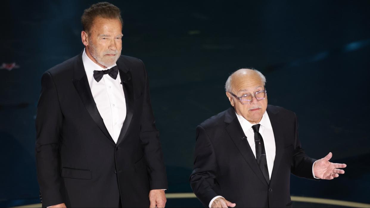  Arnold Schwarzenegger and Danny DeVito at the Oscars 2024. 