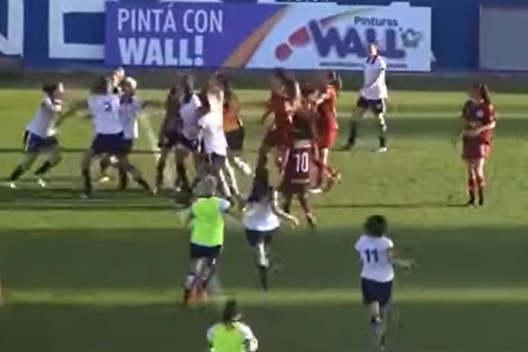 Piñas en el partido de la Liga Mendocina Femenina entre Godoy Cruz y Las Pumas. Captura de video