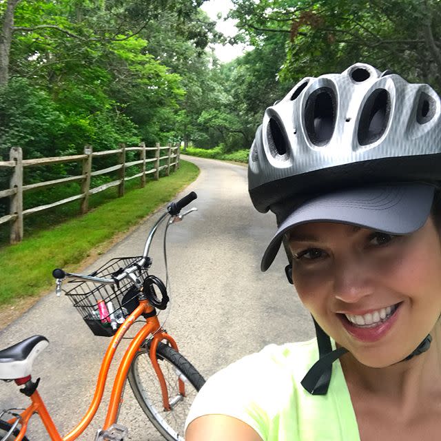 Thalía asegura que sus horas de bicicleta le han hecho provecho/ Thalía/ Instagram