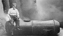 鮑比·里奇和他乘坐的木桶，拍攝於1911年他成功跨越尼加拉大瀑布。（圖／翻攝自維基百科）