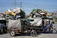 <p>Elektroschrott wird zum staatlich geförderten Recycling-Park in der Gemeinde Guiyu in der chinesischen Provinz Guangdong transportiert. Das Einsammeln und der anschließende Verkauf von alten elektronischen Geräten ist für viele Bewohner der verarmten Region eine wichtige Geldquelle. (Bild: Reuters) </p>