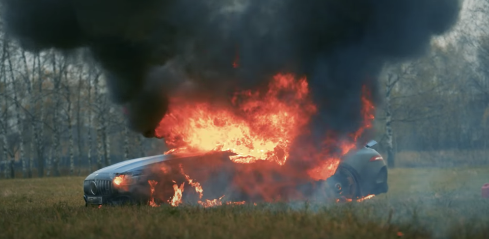 Bis auf das Gerippe brennt der teure Mercedes auf offenem Feld aus. (Bild: Youtube)