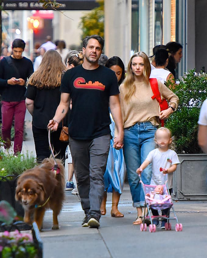 Amanda Seyfried, su marido Thomas Sadosky y su hija