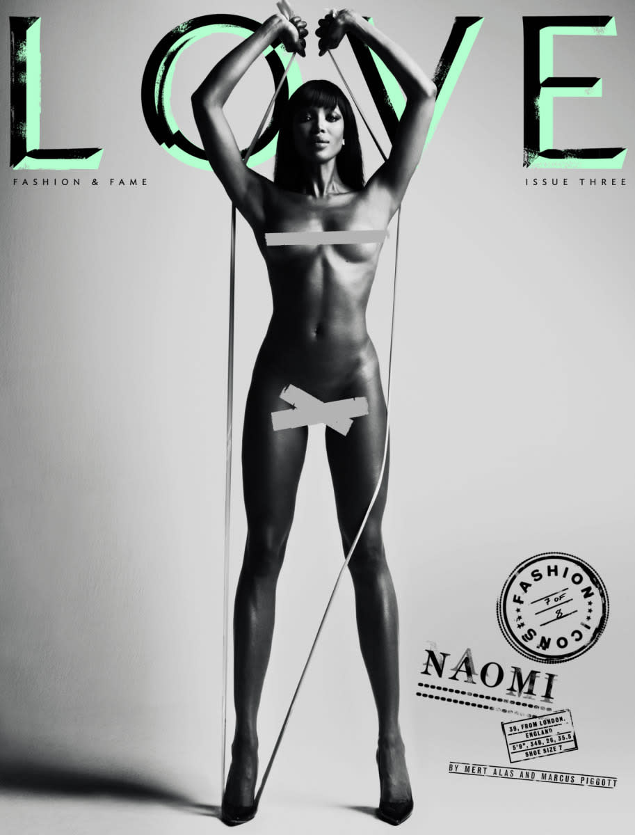 Naomi Campbell no solo sigue desfilando a sus 45 años, sino también protagonizando desnudos muy sexys. El de la revista Love data de 2010 y en él pudimos ver el tonificado cuerpo de ‘la diosa de ébano’. 