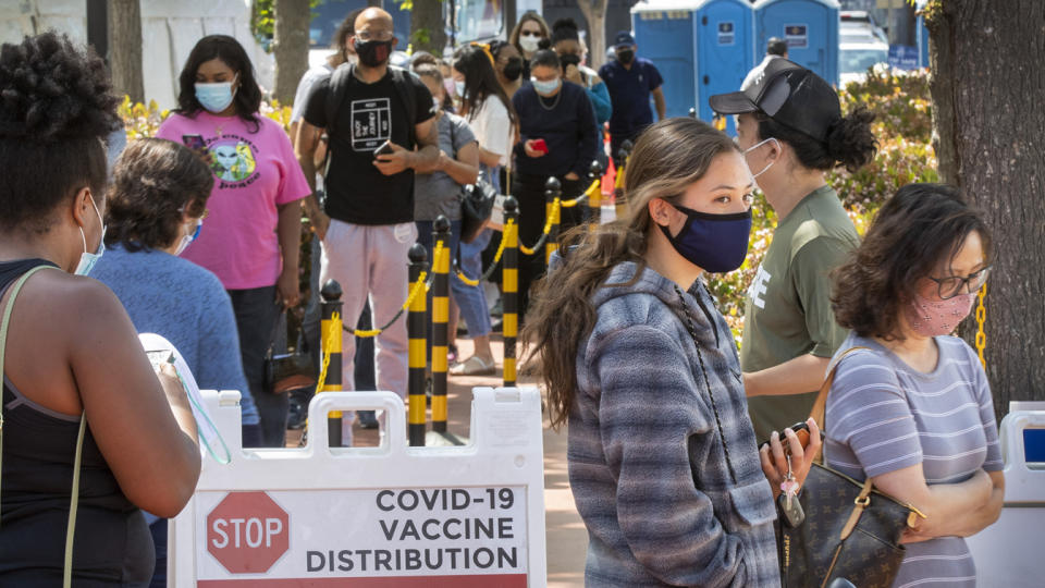 People waiting in line for COVID-19 vaccinations in Los Angeles. (Allen J. Schaben/Los Angeles Times via Getty Images)